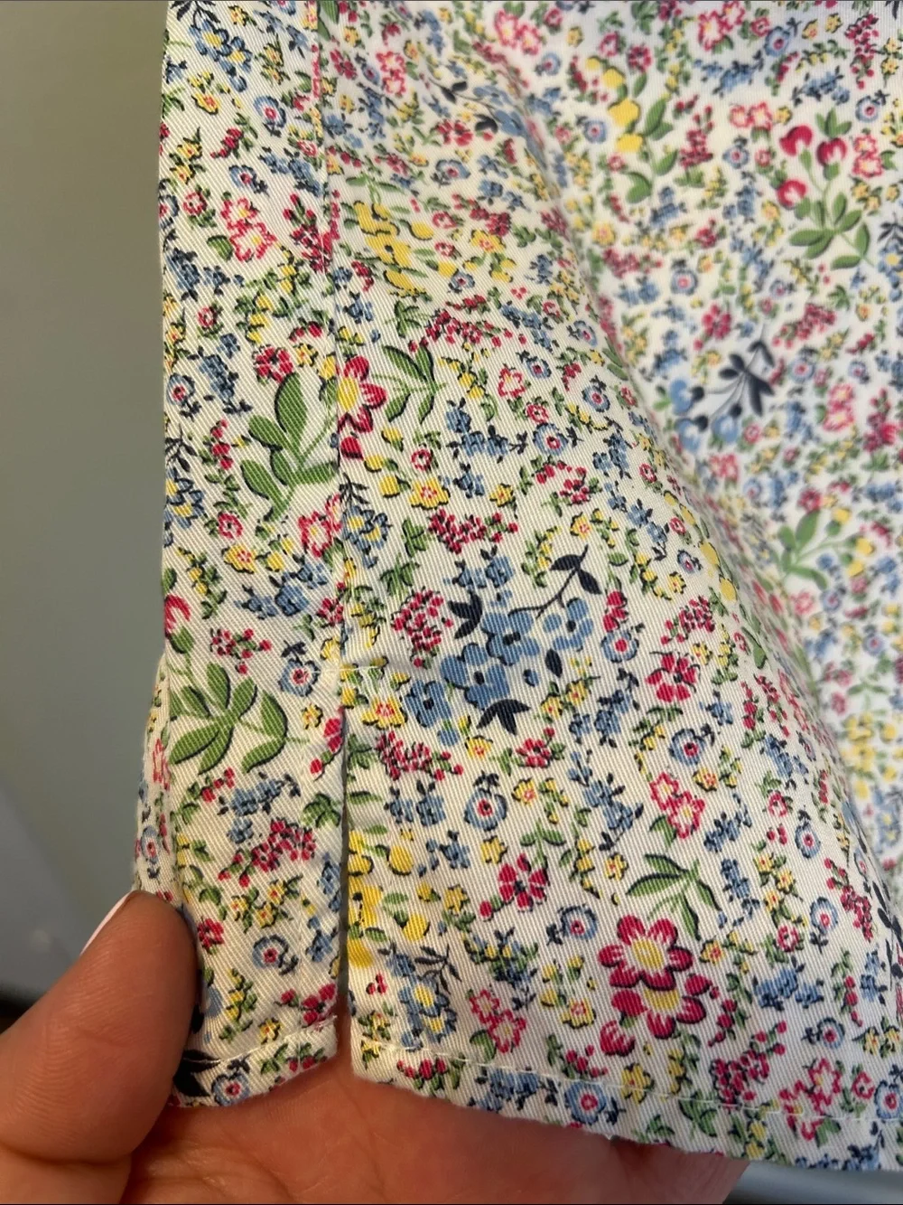 Liz Claiborne White Floral Print Flat Front women’s  Shorts